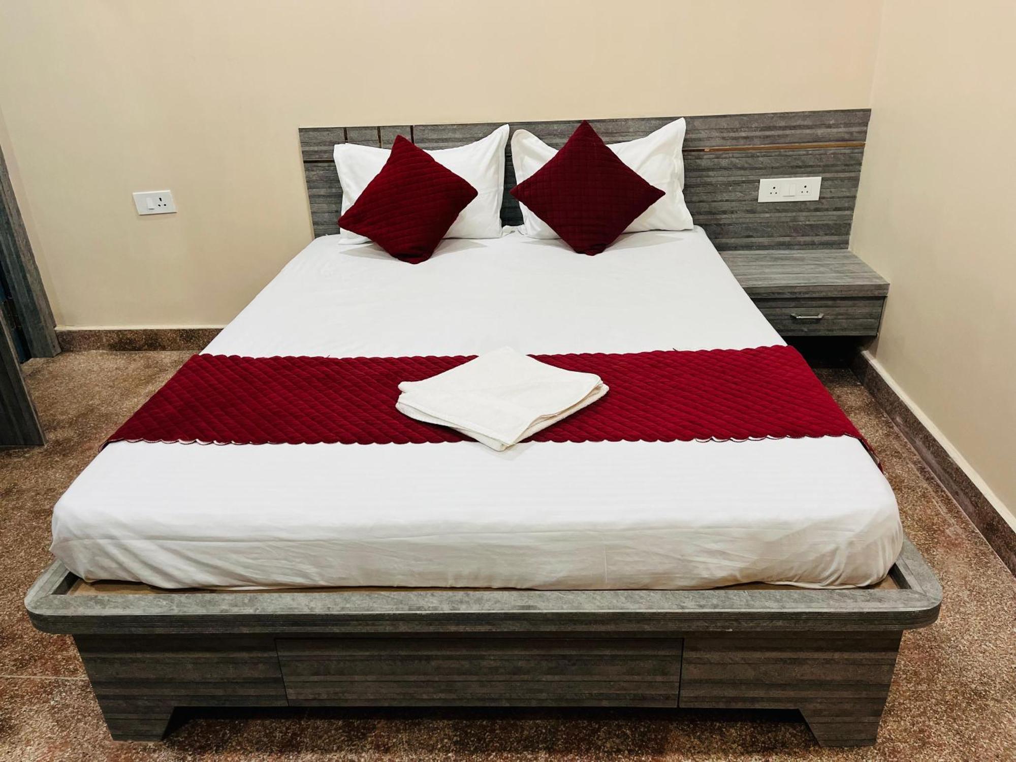 Hotel Utsav Palace Канпур Экстерьер фото